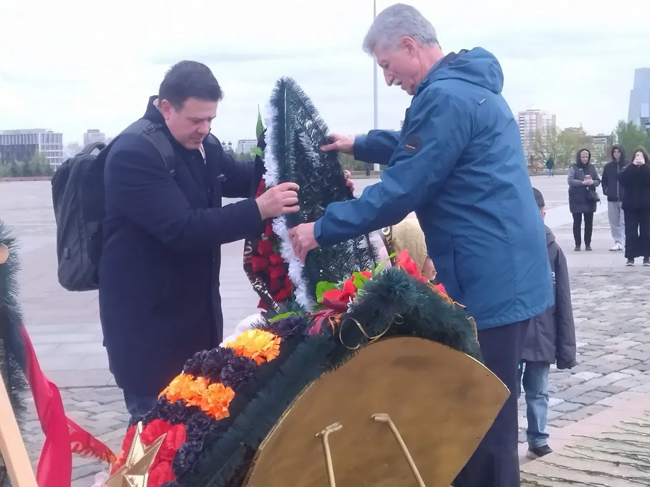 Сотрудники Технической академии Росатома возложили венок к Вечному огню на Поклонной горе