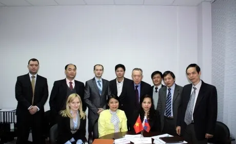 Discussion of plans for training Vietnamese specialists in CICE&T in 2013