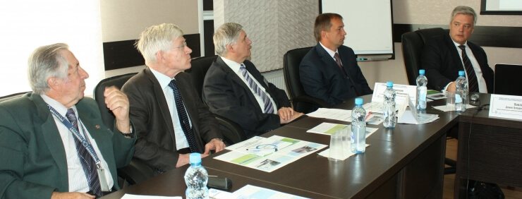 2014-06-27_2-2-round-table