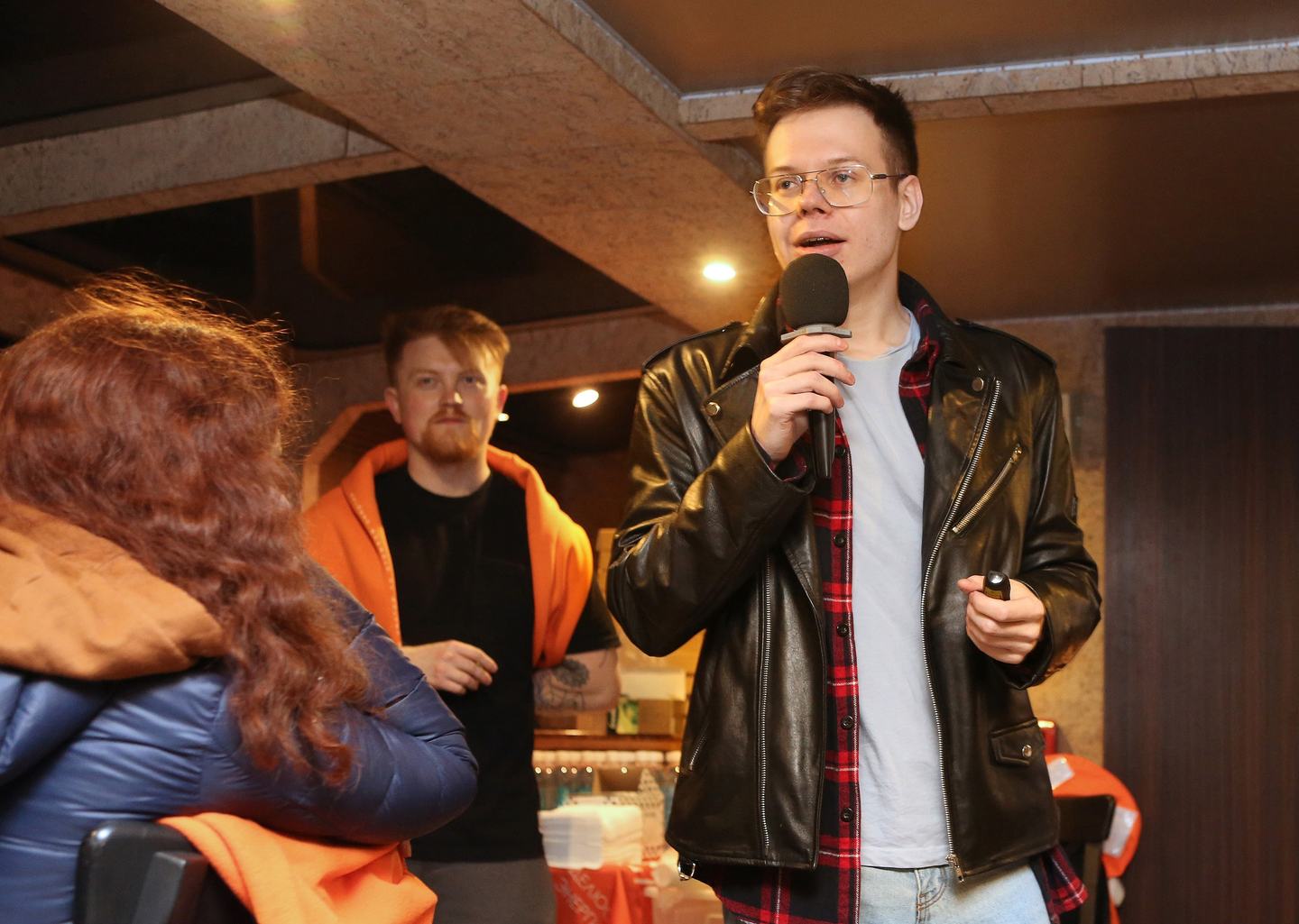 AuTWLKMla04.jpg